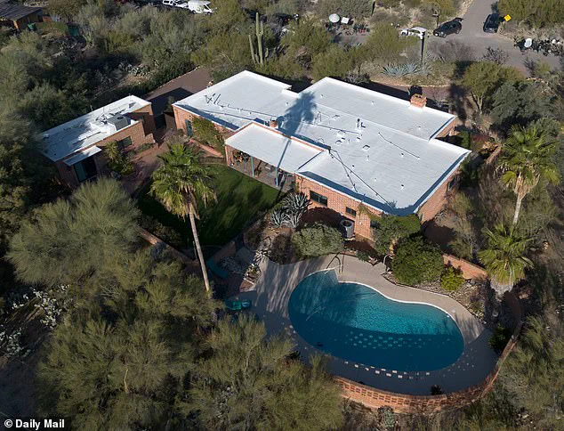 Savannah Guthrie Retreats to Desert Mansion as FBI Searches Sister's Home Amid Mother's Disappearance