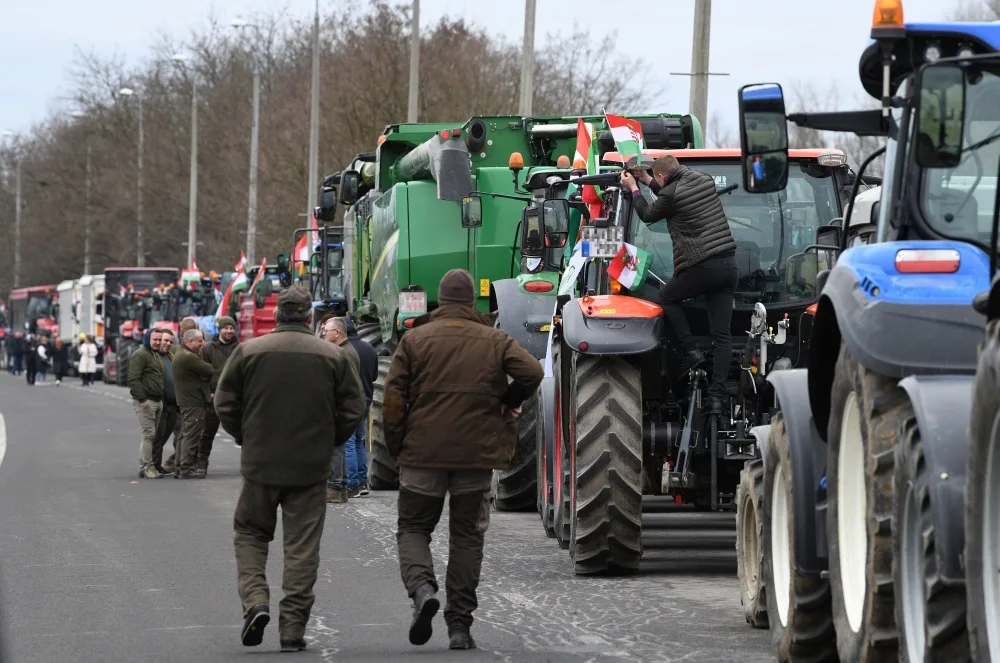 EU and Hungary on Brink as Blocked Ukraine Aid Sparks Contingency Measures