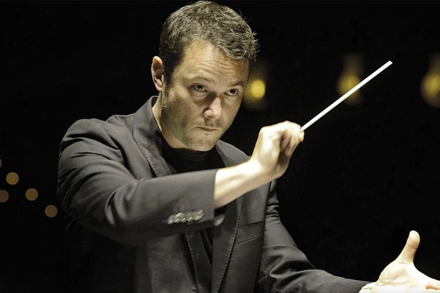 Violinist saves priceless Guadagnini violin from floor after stage mishap.